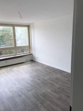 Beispielfoto Ansicht Wohnzimmer mit Fenstern und Bodenbelag - 