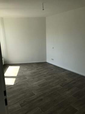 Beispielfoto Ansicht Schlafzimmer mit Bodenbelag - 
