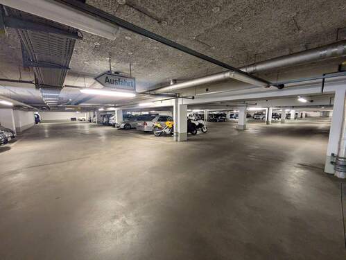 Tiefgarage & Stellplatz - 