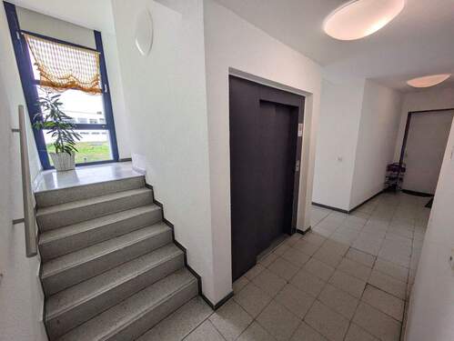 Treppenhaus - 2 Zimmer Etagenwohnung in Leipzig