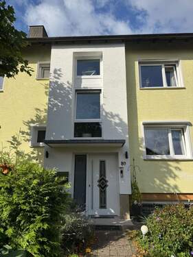 Hausansicht - Toll ausgestattete 2,5-Zimmer-Wohnung - sofort frei!