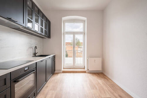 Neue, stilvolle Einbauküche mit Austritt zum Balkon - 2 Zimmer Etagenwohnung zum Kaufen in Schwerin