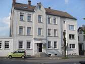  Hausansicht mit Eingangsbereich - Gemütliche 3-Zi.-DG-Whg. Nähe Christuskirche!