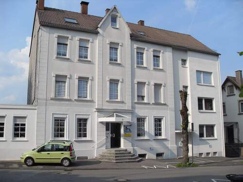  Hausansicht mit Eingangsbereich - Gemütliche 3-Zi.-DG-Whg. Nähe Christuskirche!