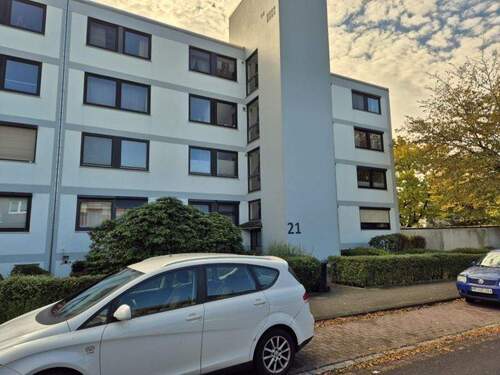 Hauseingansseite - 3 Zimmer Etagenwohnung zum Kaufen in Bremen