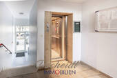 Treppenhaus mit Aufzug - 