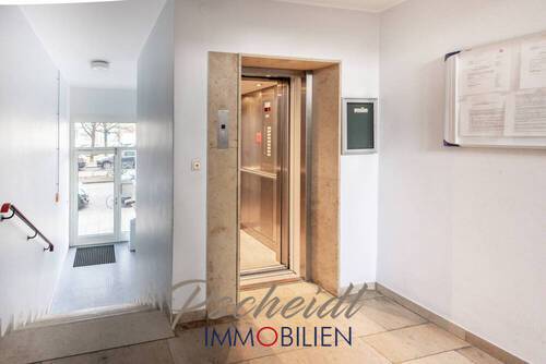 Treppenhaus mit Aufzug - 