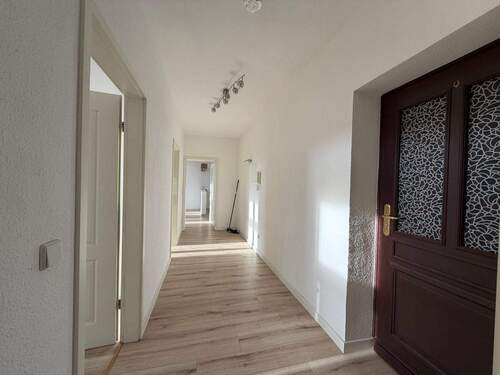 Heller Flur mit Holzfußboden - 