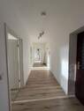 Heller Flur mit Parkett - 