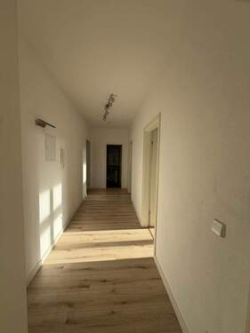 Heller Flur mit Holzboden - 