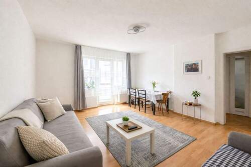 Wohnbereich mit Balkon - Freiwerdend & effektiv geschnitten - Attraktive 2-Zimmer-Wohnung in zentralem Pempelfort mit Balkon!