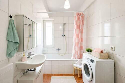 Wannenbad mit WM-Stellplatz - 