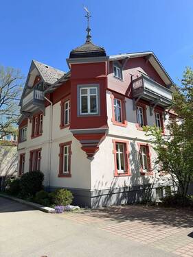 Außenansicht Gebäude - Helle 1,5 Zimmer im betreuten Wohnen in Königsfeld ab 01.08
