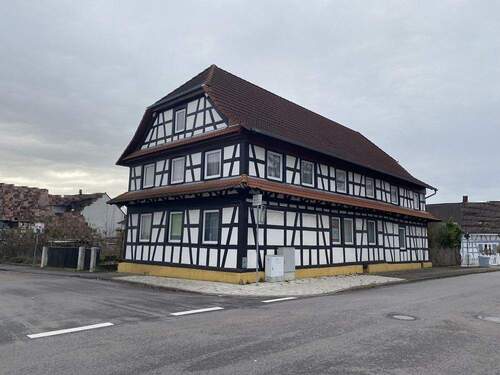 Ansicht - Platz für alle: Historisches Fachwerkhaus mit Nebengebäude + Baugrundstück im Landkreis Rastatt