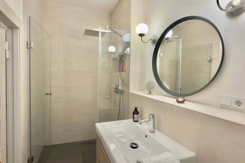 Modernes Duschbadezimmer mit Regendusche - 