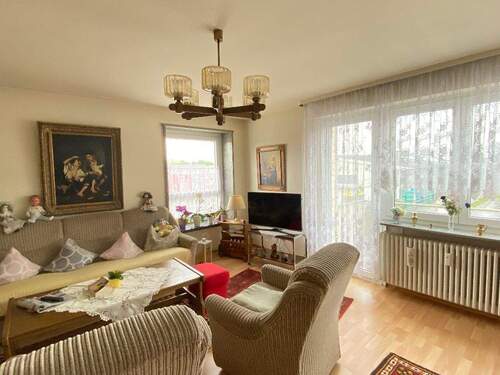 Wohnzimmer - 4 Zimmer Wohnung in Singen - 870,00&nbsp;EUR Kaltmiete, ca.&nbsp; 87,00&nbsp;m&sup2;&nbsp;Wohnfl&auml;che