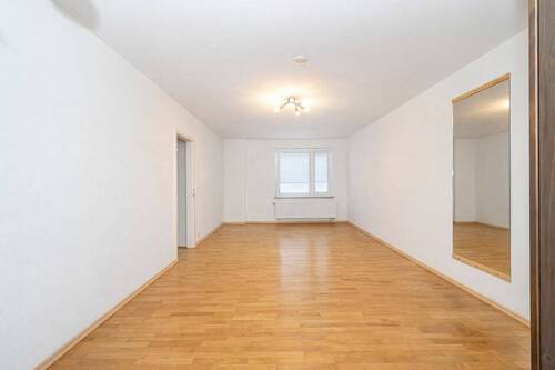 Wohnzimmer - virtuell leergeräumt - 2 Zimmer Etagenwohnung zum Kaufen in München