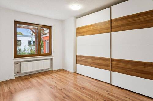 Schlafzimmer / Einliegerwohn. - 7 Zimmer Doppelhaushälfte in Ulm-Wiblingen