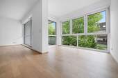 Lichtdurchflutetes Wohnzimmer - Etagenwohnung mit 95,00 m&sup2; in Frankfurt am Main zum Kaufen