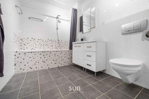 Badezimmer mit Wanne - 