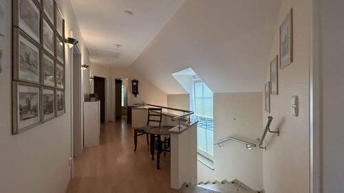 Flur im Dachgeschoss mit Geschosstreppe - 