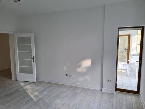 Schlafraum z. Hof mit Zugang z. Balkon 2.jpg - 