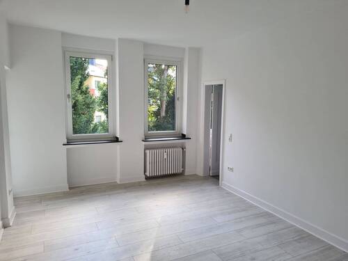 Schlafraum zum Hof mit Zugang z. Bad u Balkon.jpg - 