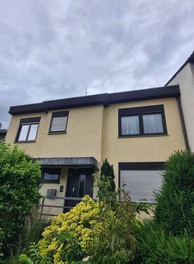 Hausansicht vorne - Viel Platz für die Großfamilie: Idyllisches Familienheim mit Rückzugsorten