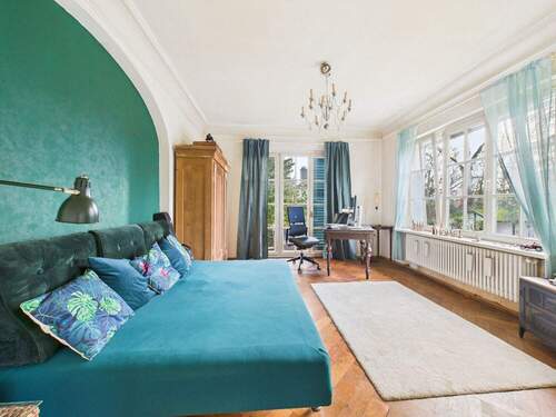 Gemütlicher Wohnbereich - Charmantes Altbau-Erdgeschoss mit Holzdielen und gemütlichem Innenhof !