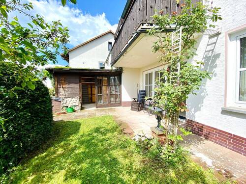 Terrasse mit Gartenhaus - 
