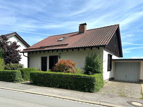 Ansicht Eingangsseite - 8 Zimmer Einfamilienhaus zum Kaufen in Coburg