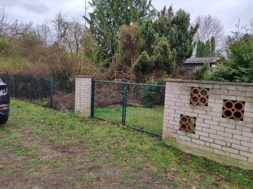 Zugang zum Grundstück mit Tor - 