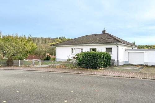 Frontansicht mit Garage 1 - 7 Zimmer Bungalow in Usingen