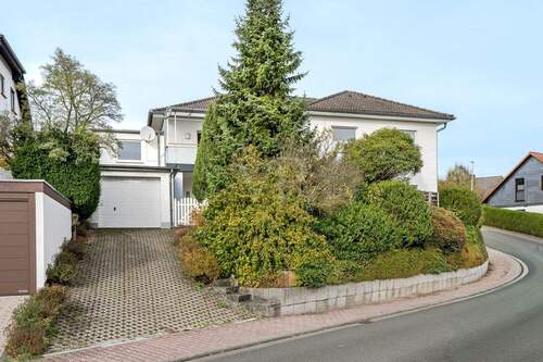 Gartenansicht mit Garage 2 - Bungalow mit 209,00 m&sup2; in Usingen zum Kaufen