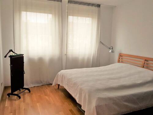 Schlafzimmer zum Innenhof gerichtet - 2 Zimmer Etagenwohnung in Nürnberg