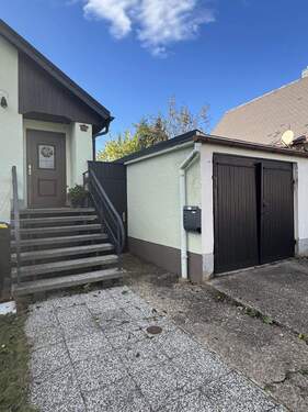 Eingang und Garage - 