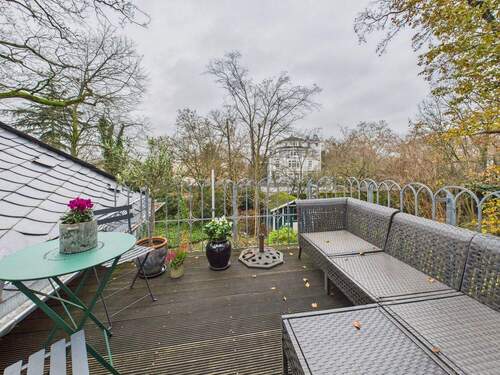 Balkon mit Blick in den Garten - 