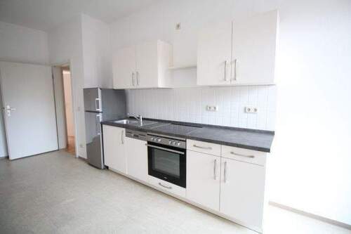 Küche mit Marken-Einbauküche, KS, GS, Herd - 2-Raum-Wohnung mit Einbauküche und Balkon