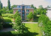Stadthaus (Beispiel) - SONNIG UND GEMÜTLICH! Helle praktische OG-Wohnung mit Balkon, EBK, TG in grüner ruhiger Stadtrandlage!