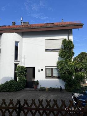 Haus Frontansicht - 7 Zimmer Doppelhaushälfte zum Kaufen in Winnenden