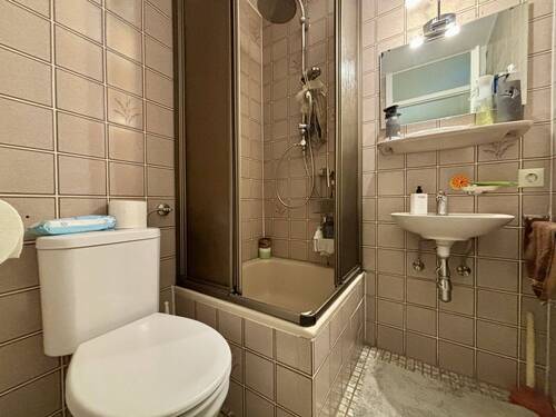 Bad mit Dusche - 