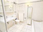Bad mit Wanne & Dusche - 