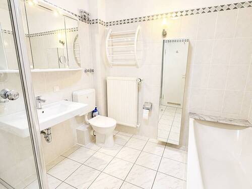 Bad mit Wanne & Dusche - 