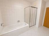 Bad mit Wanne und Dusche - 2 Zimmer Etagenwohnung in Triptis