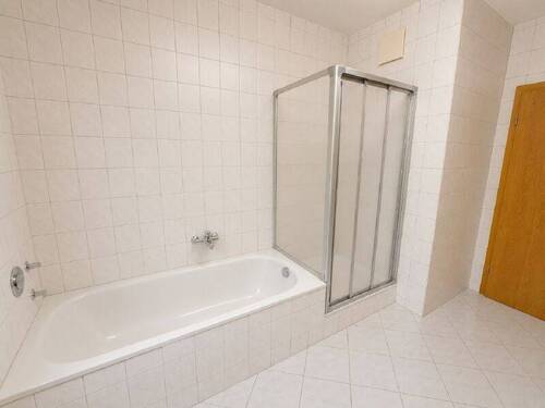 Bad mit Wanne und Dusche - 2 Zimmer Etagenwohnung in Triptis