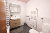 Innenliegendes Badezimmer mit Wanne eingerichtet 1 - 