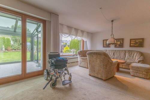 Großes Wohn-Esszimmer mit Zugang zum Wintergarten - 