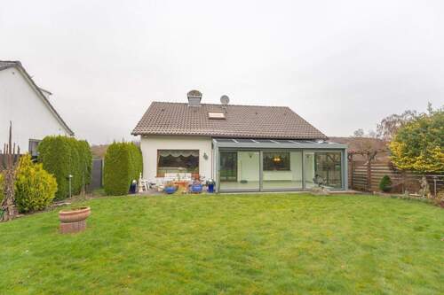 Haus & Gartenansicht - 5 Zimmer Einfamilienhaus zum Kaufen in Menden