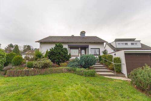 Haus & Gartenansicht - 5 Zimmer Einfamilienhaus in Menden