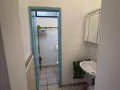 Bad mit Waschbecken und WC - 